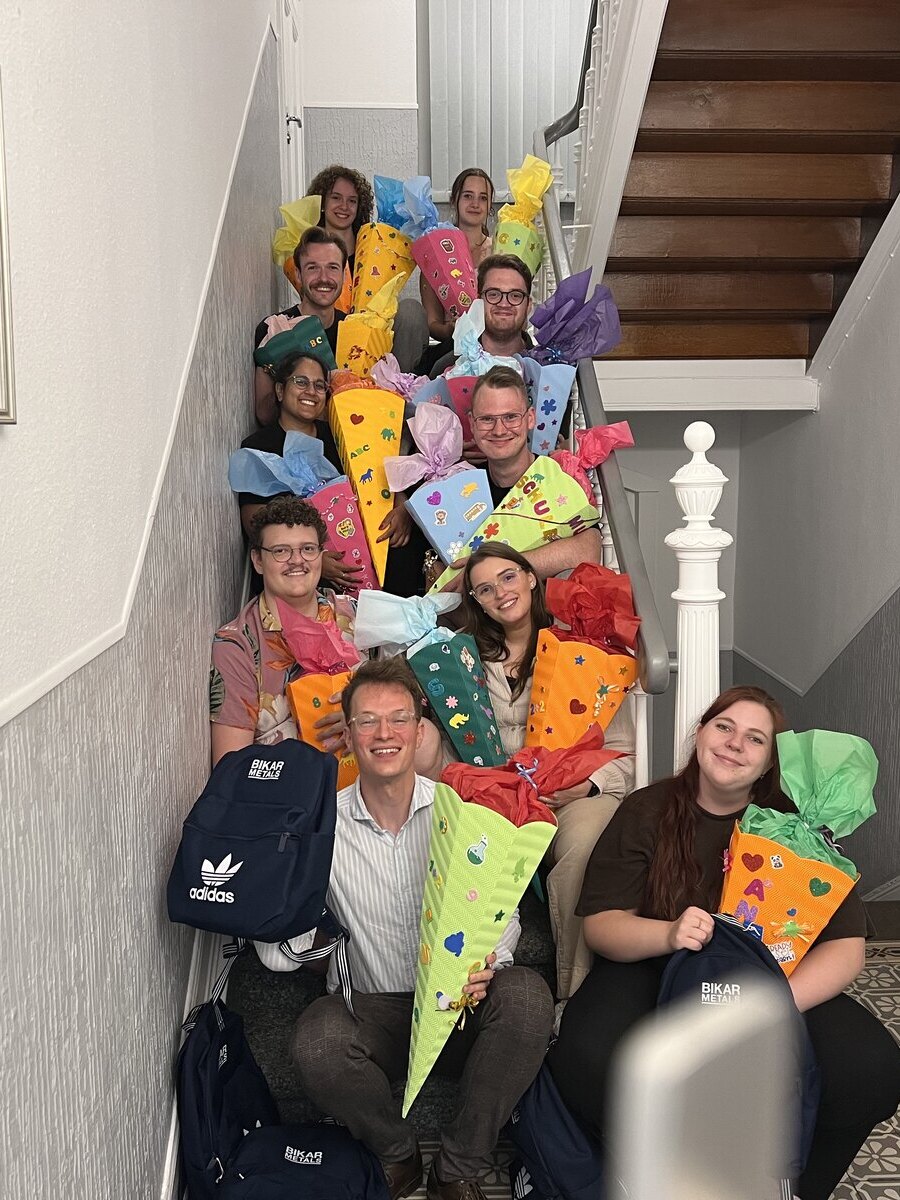 Das Team mit den fertigen Schultüten auf der Treppe