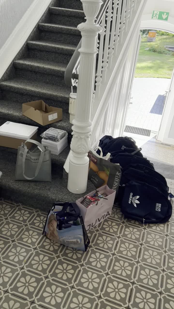 So sah es vorher aus: im Treppenhaus wurde gepackt, im Pausenraum gebastelt